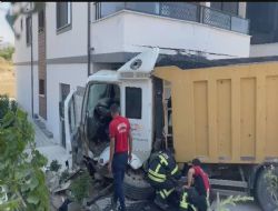 Hafriyat Kamyonu evin balkonuna girdi 1 yaral�