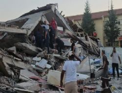 Merkezi Bal�kesir de 6.1'lik deprem y�k�lan evler ve ciddi hasar g�ren yap�lar var