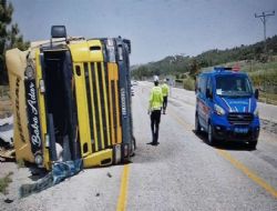 Kontrolden ��kan t�r devrildi 1 yaral�