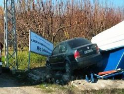 Kontrolden çıkan araç otobüs durağına çarptı 2 yaralı