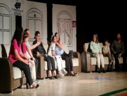 G�lelim G�ld�relim Tiyatro oyunu b�y�k be�eni toplad�